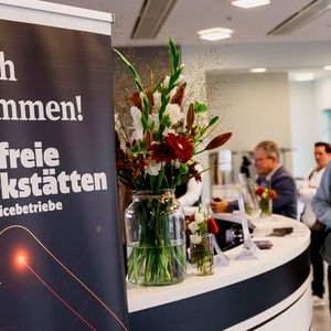 Am 11. Oktober 2025 versammelte sich die freie Werkstattbranche, Teile- und Werkzeuglieferanten und viele Dienstleister zur Fachtagung Freie Werkstätten und Servicebetriebe. (Bild: Stefan Bausewein)