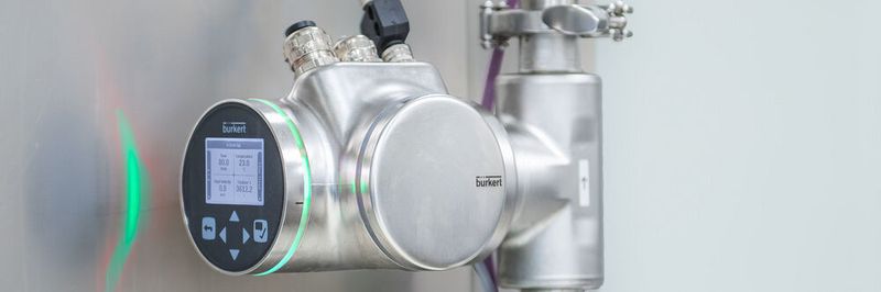 Der SAW-Durchflussmesser ist flexibel einbaubar, erfüllt höchste Hygieneanforderungen und liefert zusätzliche Fluidik-Parameter für einen zuverlässigen Prozess.  (Bürkert Fluid Control Systems)