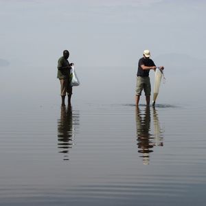 Der Algenforscher Michael Schagerl (r.) entnimmt mit dem Planktonnetz eine Algenprobe am Lake Natron, Tansania.