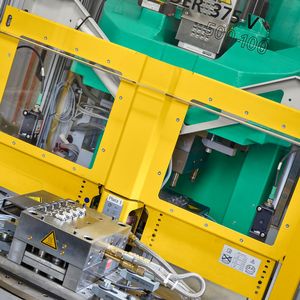 Mit dem Arburg-Allrounder 375 V gelingt das Umspritzen der filigranen Feder-Einleger in rund 45 s Zykluszeit. Die Sperrklinke kommt einsatzbereit aus der Form.