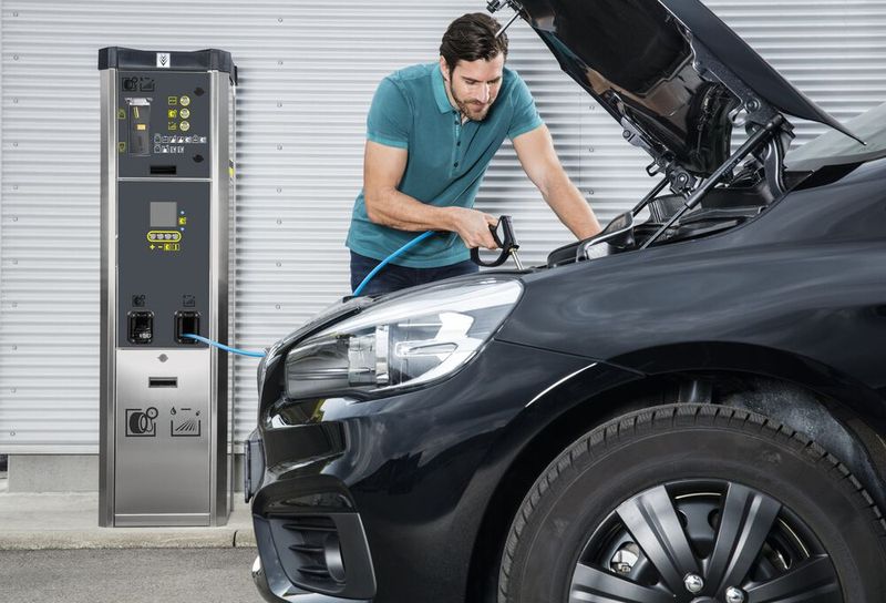 Im Kombi-Gerät AWT-C sind Wasserspender und Reifendruckprüfgerät in einer SB-Station vereint.(Bild:  Kärcher)