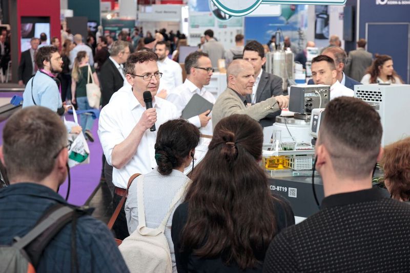 Dank Mikrofon und Kopfhörern war den Erklärungen der Referenten auch im lauten Messetreiben gut zu folgen. (Bild: VCG – C. Lüttmann)