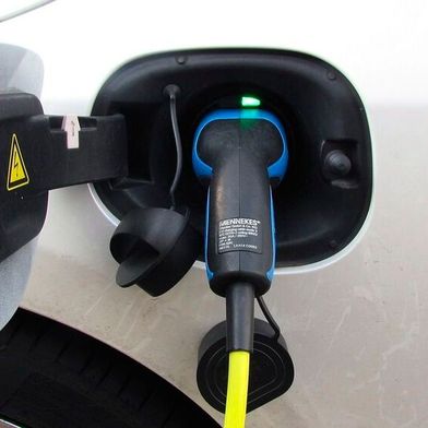 Mit einer Kaufprämie möchte die Bundesregierung den Absatz von E-Autos anschieben. Doch die Förderkriterien sind weiterhin unbekannt, kritisiert die Branche.  (Bild: frei lizenziert)