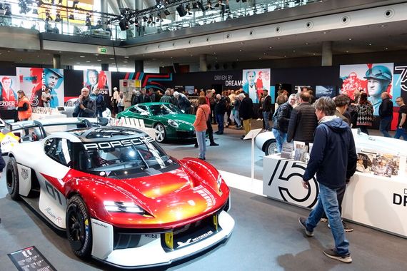 Porsche feiert in diesem Jahr 75 Jahre Automobilbau unter eigenem Namen. Auf der Retro Classics Stuttgart hat die Marke, anders als seit 2022 auf der Techno Classica, noch einen eigenen Stand. (Bild: Dominsky –  »kfz-betrieb«)