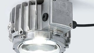 Der LED-Universalstrahler 6050/6 ersetzt Decken- und Hängeleuchten sowie Scheinwerfer. (Bild: R. Stahl)