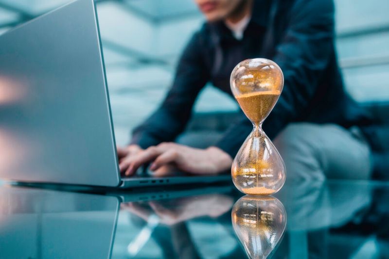 Ein weiterer großer Stressfaktor kann das Zeitmanagement sein. Je nachdem wie gut Sie dabei sind, sich Ihre Zeit für Aufgaben einzuteilen, entscheidet darüber, wie stressig Ihr Arbeitsalltag wird. Für ein gutes Zeitmanagement ist es hilfreich, die eigenen Aufgaben zu priorisieren. Planen Sie außerdem feste Zeiten ein, um diese zu erledigen.  (Bild: © Medienzunft Berlin – stock.adobe.com)