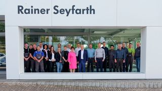 Das Unternehmerpaar Rainer und Marils Seyfarth (in der Mitte) mit ihrem Team.  (Bild: Schreiner/»kfz-betrieb«)