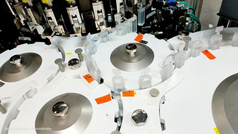 Les ampoules sont automatiquement acheminées vers le processus d'inspection. (Source : Aspen)