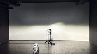 Hell-Dunkel-Grenze des Scheinwerfers für Abblendlicht eines Importfahrzeugs im Lichttechniklabor. (Bild: Photometrik GmbH)