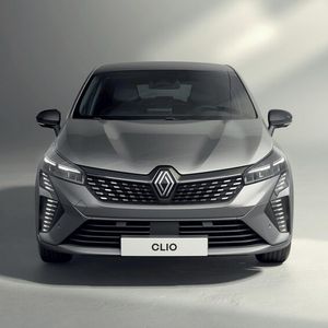 Renault überarbeitet den Clio. Auch die günstigeren Modelle erhalten das neue, auffällige Tagfahrlicht.(Bild:  Renault)
