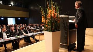 Franz Untersteller, Minister für Umwelt, Klima und Energiewirtschaft im Land Baden-Württemberg, bestätigt Handlungsbedarf: „Das EEG war Geburtshelfer, jetzt muss das Gesetz ins Erwachsenenalter überführt werden.“ (Bild: Jablonski)