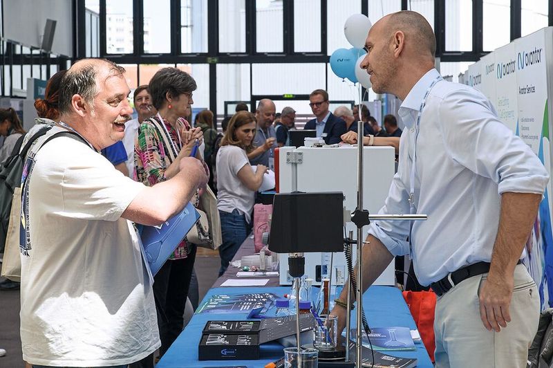 Der Herr links im Bild wird später noch eine große Überraschung erleben. Was, zeigt das vorletzte Bild dieser Galerie.  Mehr Infos zu den kommenden LAB-SUPPLY-Messen finden Sie auf www.lab-supply.info (Bild: Stefan Stark)