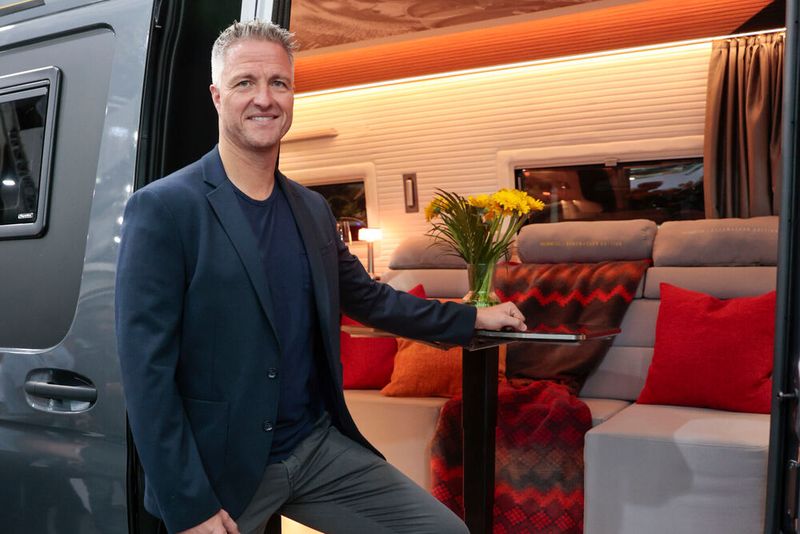 Weltpremiere: Der ehemalige Formel-1- und DTM-Rennfahrer Ralf Schumacher hat auf der Messe den Van auf Sprinter-Basis Robeta Schumacher Edition enthüllt.(Bild:  Messe Düsseldorf / ctillmann)