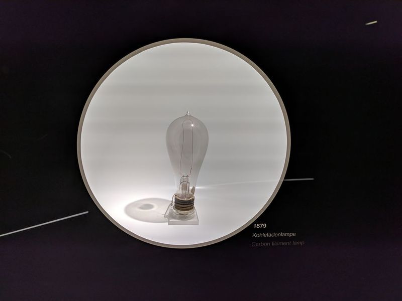 Eine Kohlefadenlampe aus dem Jahr 1879. (Bild: ELEKTRONIKPRAXIS)