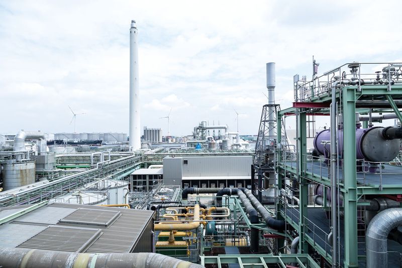 Der ehemalige Lanxess-Mutterkonzern Bayer gehörte zu den ersten Firmen, die sich im Hafengebiet an der Scheldemündung niederließen. Heute ist Antwerpen nicht nur einer der größten Häfen Europas, sondern auch einer der bedeutendsten Chemie- und Petrochemie-Standorte des Kontinents. (Lanxess)
