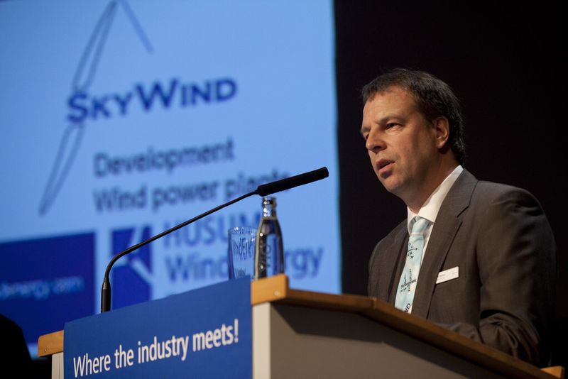 SkyWind Geschäftsführer Frank Richert während der Präsentation des Zwei-Blatt-Systems seines Unternehmens. (Bild: HUSUM WindEnergy/Messe Husum & Congress)
