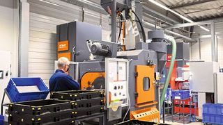 Die Entgratanlage mit Wendebalken ermöglicht mit ihren vier Werkstückplätzen ein pendelndes Be- und Entladen und vermeidet so unproduktive Nebenzeiten. (Bild: Rösler Oberflächentechnik GmbH)