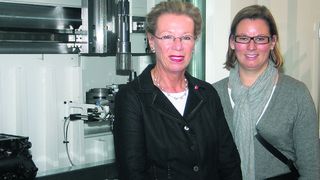 „Unsere neue, Powertrainhon ermöglicht maßgeschneiderte Honmaschinen von der Stange“,  sagen Dorothee Stein-Gehring (links), Geschäftsführerin der Gehring GmbH & Co. KG in Ostfildern, und Julia Herion-Gehring, Leiterin Auslandsgesellschaften des Unternehmens. Bild: Kuttkat (Archiv: Vogel Business Media)