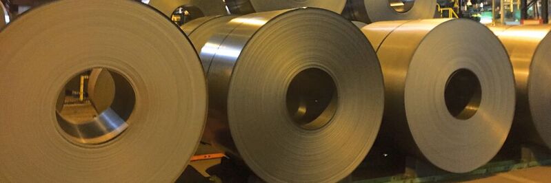 Die Stahlcoils werden abgewickelt und im Ofen wärmebehandelt, um die erforderlichen metallurgischen Eigenschaften zu erhalten.