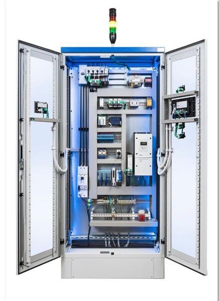 Anhand eines Modellschranks zeigt LS Automation, was technisch möglich ist, um energieeffiziente Anlagen zu bauen, zu überwachen und auf ISO 50001 vorzubereiten. (Eaton)