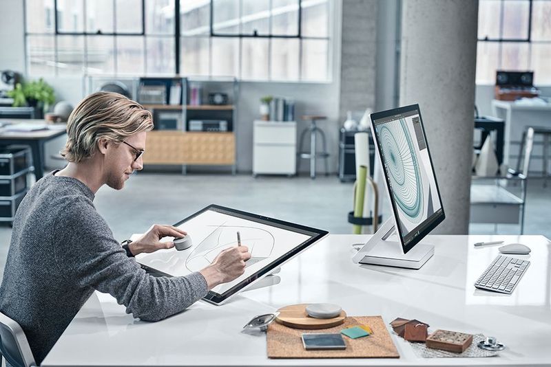 In Kombination mit Zubehör wie dem neuen Eingabegerät Surface Dial werde es so zu einer digitalen Zeichenfläche und Konstrukteure arbeiten an technischen Skizzen, wie sie es vom Reißbrett gewohnt sind.  (Microsoft)