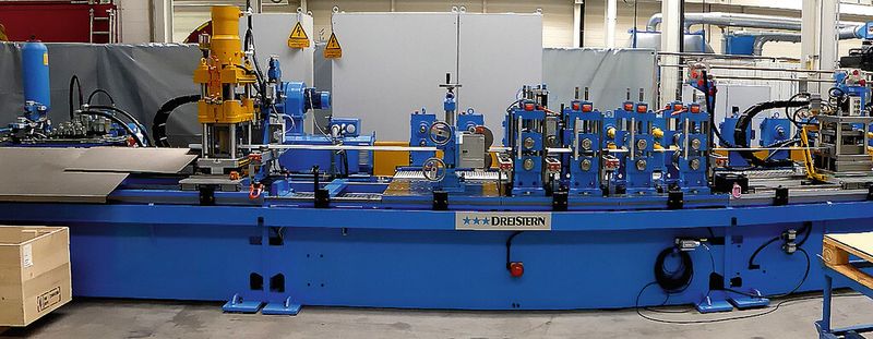 Dreistern-Profilieranlage in multifunktionaler Ausführung P3, bestehend aus der Profiliermaschine, dem Schnellwechsel-Gerüstsatz, mitlaufender Vor- und/oder Zwischenstanzeinrichtung sowie mitlaufender Trennstanzeinrichtung. (Bild: Kuhn)