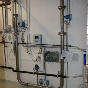 Druckluftmessung im Kompressorraum mit thermischem Massedurchflussmesssystem von Endress+Hauser.