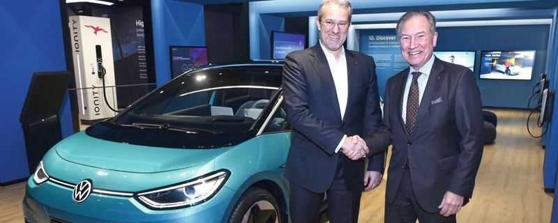 VW-Vertriebsleiter Holger Santel (links) und Dirk Weddigen von Knapp, Vorsitzender des VW/Audi-Partnerverbandes, haben mit ihren Teams einen neuen Agenturvertrag vereinbart.(Bild:  Volkswagen)