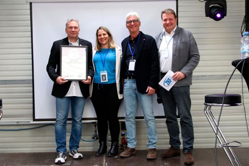 Für seine langjährigen Verdienste in der Verbandsarbeit wurde Frank Jensen mit der silbernen Ehrennadel ausgezeichnet. Stellvertretender Landesinnungsmeister Frank Jensen, Landesinnungsmeisterin Michaela Müller, Ehren-Landesinnungsmeister und ZKF-Vizepräsident Uli Schäfer, sowie ZKF-Hauptgeschäftsführer Thomas Aukamm (v.l.n.r.)  (Bild: Jürgen Klasing)