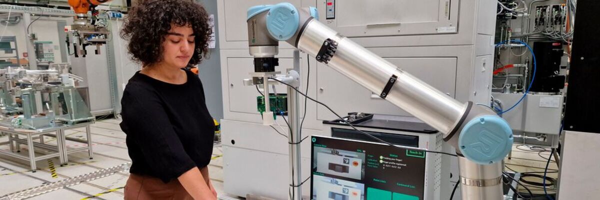 Dursune Gönültas und ihr Forschungsthema, die Programmierung einer Roboterbahn durch Gestensteuerung. (Bild: Fraunhofer IWU)