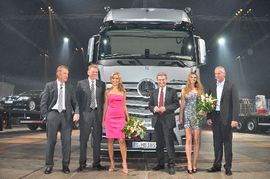 „Der große Wagen“ am Daimler-Himmel umringt von einigen seiner Urheber: Georg Weiberg (Leiter Entwicklung Daimler Trucks), Andreas Rentschler (Vorstand Daimler AG), Sandra Maria Meier (Moderation), Günter H. Oettinger (Mitglied der EU-Kommission Energie), Janina Martig (Model und Lkw-Fahrerin) und Hubertus Troska (Leiter Mercedes-Benz Lkw). (Archiv: Vogel Business Media)