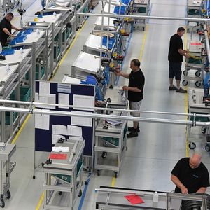 Mit Schnittstellen zu allen Komponenten wie Antriebsreglern oder Ventilinseln machen die Antriebssteuerungen alles mit.