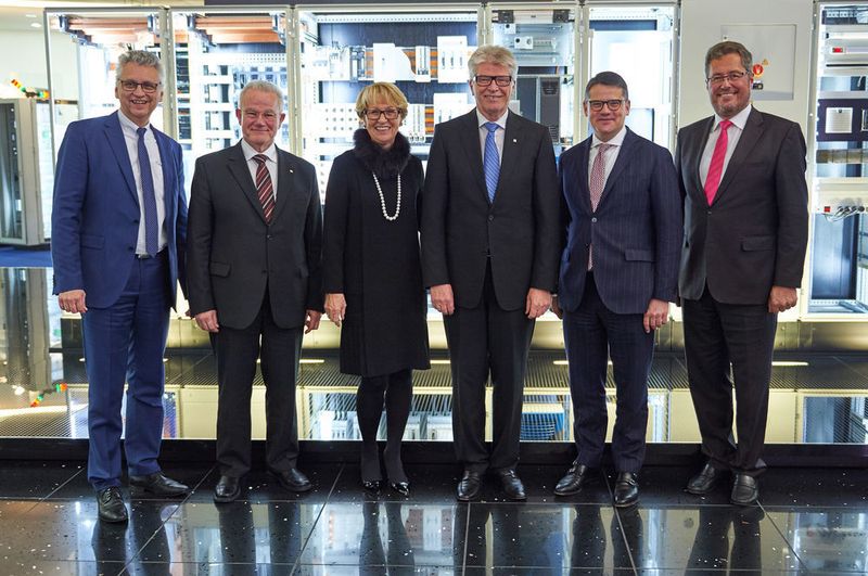 Von links: Prof. Dr. Stephan Holthaus, Rektor der Freien Theologischen Hochschule Gießen; Prof. Hans-Jörg Bullinger, Debora Loh, Dr. Friedhelm Loh, Boris Rhein, hessischer Minister für Wissenschaft und Kunst; Dr. Karl-Ulrich Köhler, CEO und Vorsitzender der Geschäftsführung von Rittal. (Friedhelm Loh Group)