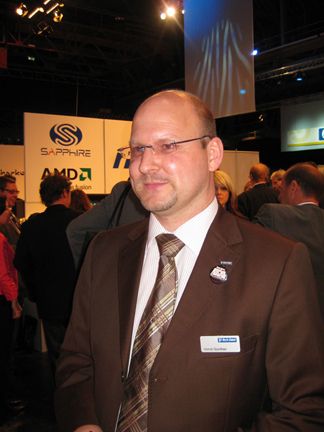 Horst Günther von Tech Data beim Rundgang über die Messe (Archiv: Vogel Business Media)