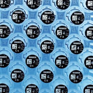 Mit leistungsfähigen ID-Lesegeräten können sehr schnell viele Probenfläschchen gleichzeitig exakt erfasst werden. Auf minimaler Fläche untergebracht, erzielen die Codes die absolut sichere vollständige Verfolgbarkeit von Proben in Medizin, Biologie, Labor oder Pharmaindustrie.