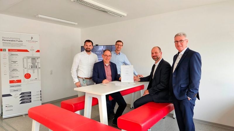 Siemens und Caphenia unterzeichnen den Partnerschaftsvertrag. V.l.n.r.: Nicky Ahnert, Jürgen Giegerich, Frank Knauf (alle Siemens), Dr. Mark Misselhorn, Dr. Andreas Waibel (beide Caphenia) (Bild: Siemens)