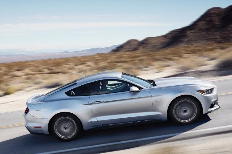 Zu den besonderen Merkmalen der jüngsten Ford Mustang-Generation zählt außerdem das grundlegend neu gestaltete Fahrwerk. Vorne versteift ein umfassender Führungsrahmen die Karosseriestruktur, wovon neben dem Handling auch das Lenk- und Komfortverhalten profitieren sollen. (Foto: Ford)