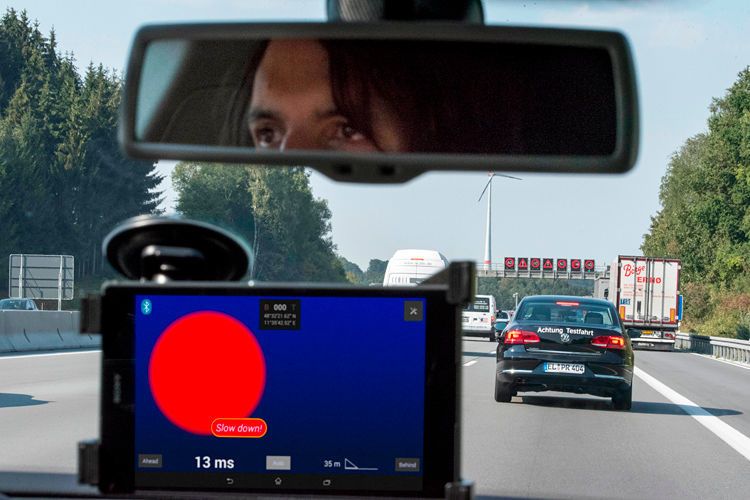 Beim zweiten Projekt werden Bremsvorgänge auch an weiter hinten fahrende Autos gemeldet, deren Fahrer die Bremslichter der vorderen Fahrzeuge noch gar nicht sehen können. (Foto: Deutsche Telekom)