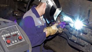 Bild 1: Das synergiegesteuerte 600-A-Schweißgerät bringt mit Rapid Weld mehr Produktivität in den Schweißprozess: Statt drei Lagen im WIG- und MAG-Verfahren erhält man einwandfreie Nähte unter Einsparung der WIG-Wurzellage.  (Bild: Cloos)