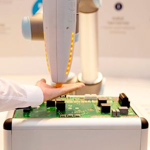 Das neue MRK-Schraubsystem SEV-C von Weber besteht prinzipiell aus einer Schraubspindel, einer automatischen Zuführung und einer intelligenter Steuerungseinheit, heißt es. 