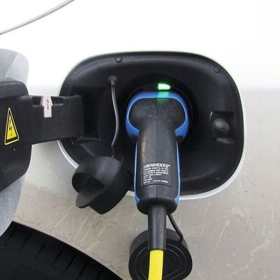 Wenn Betriebe sich E-Autos als Betriebsvermögen neu anschaffen, können das auch gebrauchte Stromer sein. Diese können ebenso wie neue E-Autos als Sonderabschreibung im Rahmen des Investitionssofortprogramms der Bundesregierung geltend gemacht werden.  (Bild: frei lizenziert)