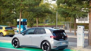 Der Anteil an Elektroautos bei den EU-Neuzulassungen hat sich innerhalb eines Jahres verdreifacht. (VW)
