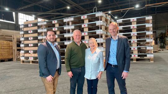 Freuen sich über die Zusammenarbeit. Von links: Christian Staudner, Geschäftsleitung Duisport Industrial Solutions, Quentin Philip, Geschäftsführender Gesellschafter bei Crocodile, Lilian Philip, Head of Finance bei Crocodile, und Gregor Marx, Leiter M&A und Beteiligungen Duisburger Hafen AG.(Bild:  Duisport-Gruppe)