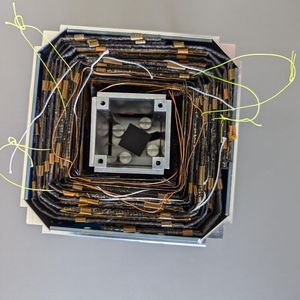 Zusammengefaltet ist das System nur 10 cm³ groß und damit erheblich kompakter als herkömmliche Solarpanele. (Bild:  TC Hutthurm)