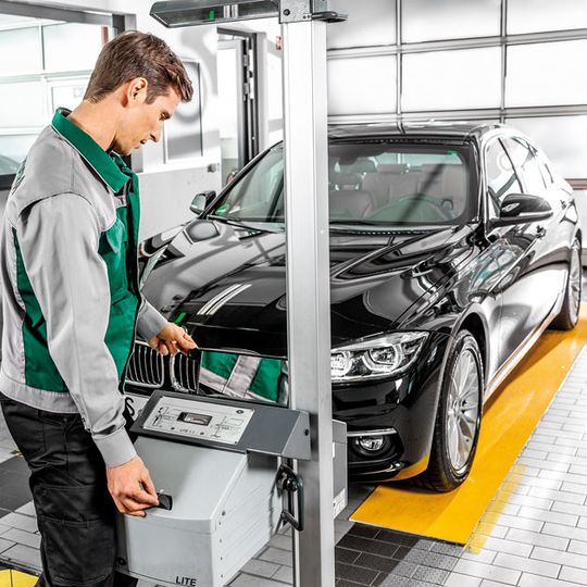 Mit dem neuen Dekra-Verfahren lassen sich „im Handumdrehen“ Kunststoffplatten fräsen, die als Negativform vorhandene Bodenunebenheiten exakt ausgleichen.(Bild:  Dekra)