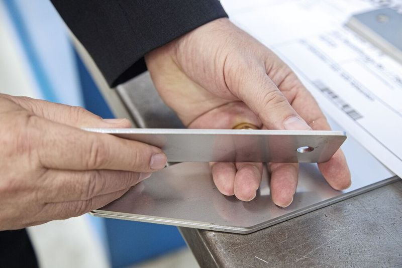 Die Schnittkanten-Qualität im Bereich von Rostfrei ist dank der von Amada entwickelten LBC-Technologie aussergewöhnlich gut. (Bild: Matthias Böhm)