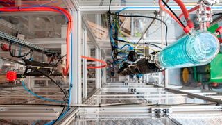 An dieser Screeningstation entwickelt das Fraunhofer IGB die Prozessschritte zur Umwandlung von CO2 aus Prozessgasen zu E-Fuels wie Kerosin und Diesel. (Bild: Fraunhofer IGB)