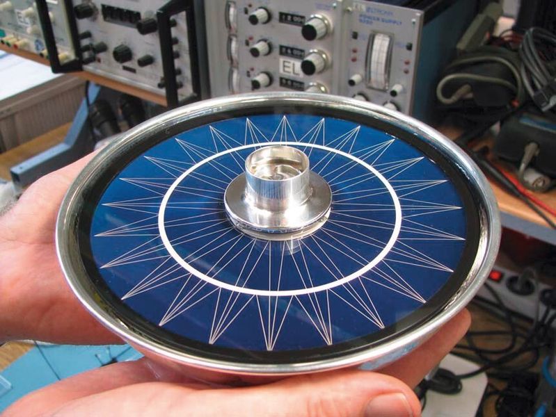 Silberschale mit eingebauter kreisringförmiger Solarzelle und Antriebseinheit  (Bild: Fraunhofer ISE)