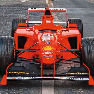 Bei der Konstruktion des F300 musste sich Rory Byrne mit bedeutenden Regeländerungen auseinandersetzen, die die vorherrschenden aerodynamischen Lösungen für das Design von Formel-1-Autos stark beeinflussten. Dazu gehörten vor allem die Verkürzung der maximalen Fahrzeugbreite um fast sieben Zentimeter, der Verzicht auf Rennslicks zugunsten von Rillenreifen und eine Reihe neuer Regeln für die Konstruktion und Größe der Bremsanlagen.(Bild:  Kevin Van Campenhout ©2022 Courtesy of RM Sotheby’s)