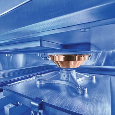 Die Liquid Metal Printing Maschine GMP300 von Grob ermöglicht durch ein pulverloses Fertigungsverfahren eine sichere und zugleich schnelle Herstellung von endkonturnahen Bauteilen. (Bild: Grob-Werke)